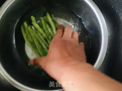 Make Garlic beans step 0