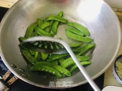 Make Garlic Dutch beans step 1