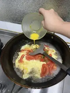 Make Tomatoe egg soup step 1