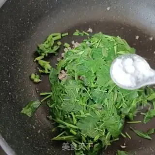 Make Eggs and tomatoes with green leaves step 0