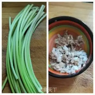 Make The meat and the garlic step 0