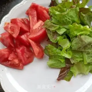 Make Eggs and tomatoes with green leaves step 3