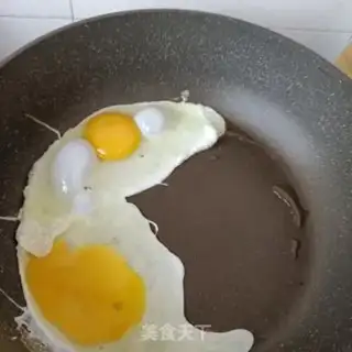 Make Eggs and tomatoes with green leaves step 5