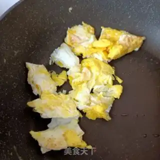 Make Eggs and tomatoes with green leaves step 6