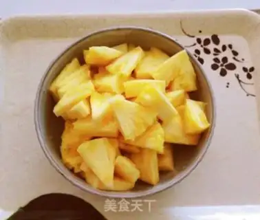 Make Yogurt pineapple step 1