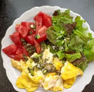 Make Eggs and tomatoes with green leaves step 10