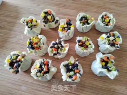Make Colored shrimp dumplings step 0