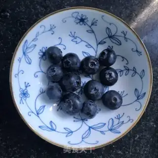 Make cucumber blueberry yogurt step 1