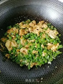 Make Chili fried eggs step 5