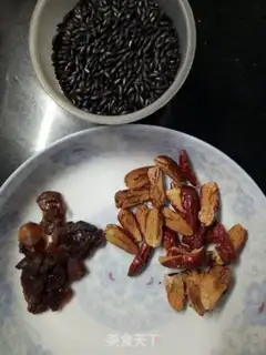 Make "Silver dates, black ears and rice." step 0