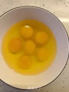 Make Scrambled eggs step 1