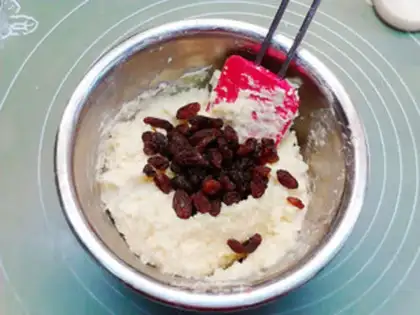 Make raisin coconut scon step 5