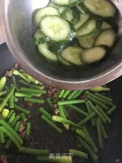 Make cucumber garlic sauce and meat step 4