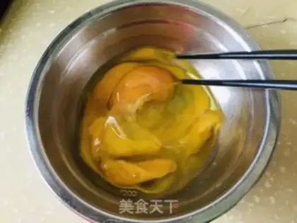 Make Onion fried eggs step 1