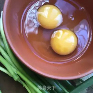 Make Tomato egg and spinach noodles step 1