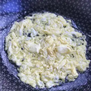Make Tomato egg and spinach noodles step 3