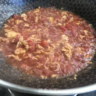 Make Tomato egg and spinach noodles step 4