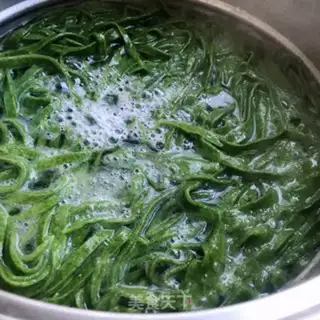 Make Tomato egg and spinach noodles step 7