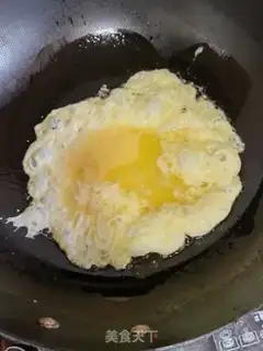 Make Tomato fried eggs step 1