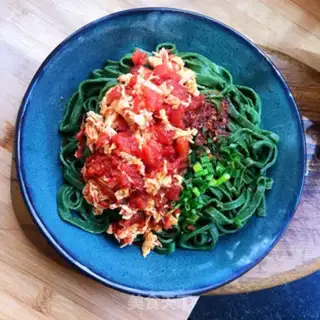 Make Tomato egg and spinach noodles step 9