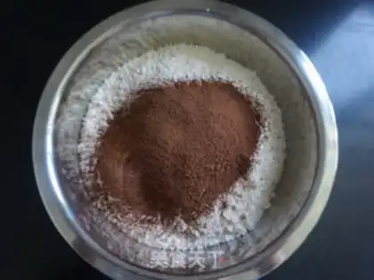 Make Coconut cocoa sauce ice cream balls step 2