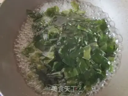 Make Dutch cucumber onions mixed with little sea belts step 1
