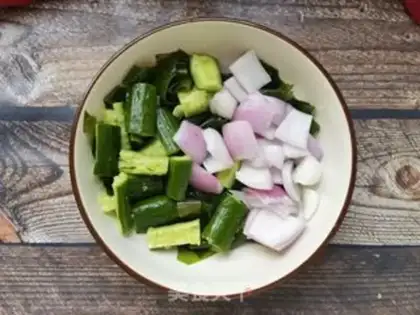 Make Dutch cucumber onions mixed with little sea belts step 5