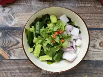 Make Dutch cucumber onions mixed with little sea belts step 6