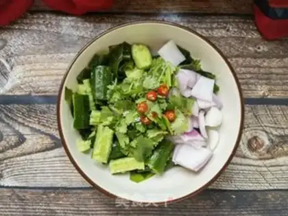 Make Dutch cucumber onions mixed with little sea belts step 7