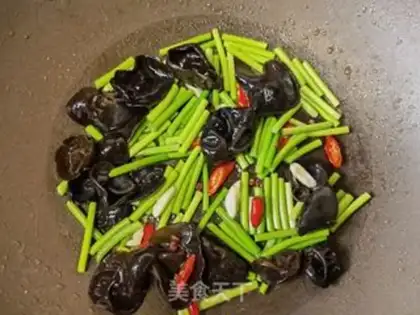 Make Garlic moths and chicken legs step 9
