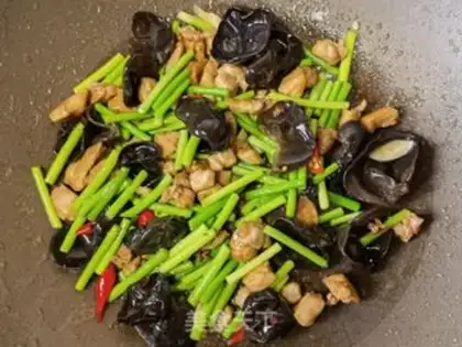 Make Garlic moths and chicken legs step 11