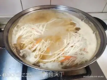 Make Eggs and meat noodles step 1