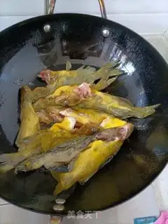 Make Tomato yellowfish soup step 0