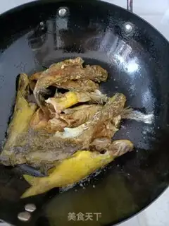 Make Tomato yellowfish soup step 1
