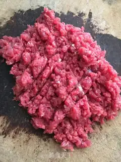 Make Black pepper beef pie step 1