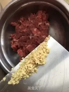 Make Black pepper beef pie step 2
