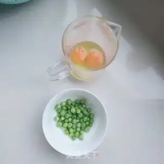 Make Peas fried eggs step 0
