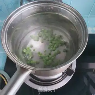 Make Peas fried eggs step 1