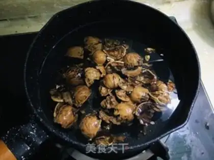 Make walnut shells boiled eggs step 1