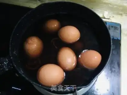 Make walnut shells boiled eggs step 4