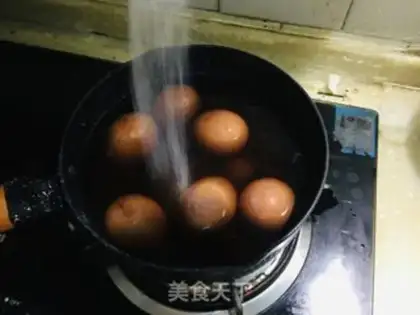 Make walnut shells boiled eggs step 5