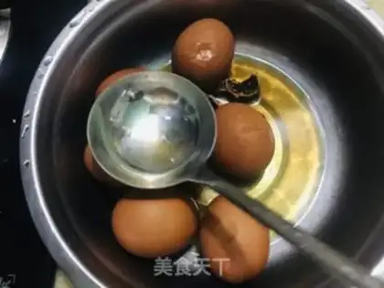 Make walnut shells boiled eggs step 8