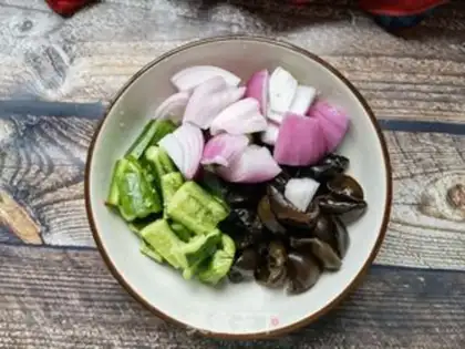 Make Onion mollusks. Dutch cucumbers step 3