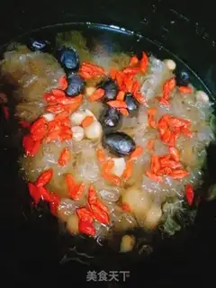 Make Silver ear soup with hand grab cakes step 2