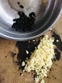 Make Scratch the chili beans and steam the little yellow flowers step 4