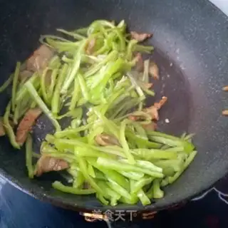 Make Eggs and pork and peppers step 9