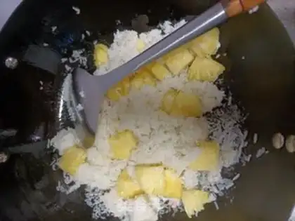 Make Pineapple egg fried rice step 3