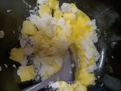 Make Pineapple egg fried rice step 4