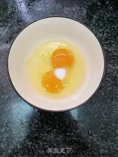 Make Garlic fried eggs step 1