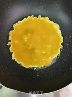 Make Garlic fried eggs step 3